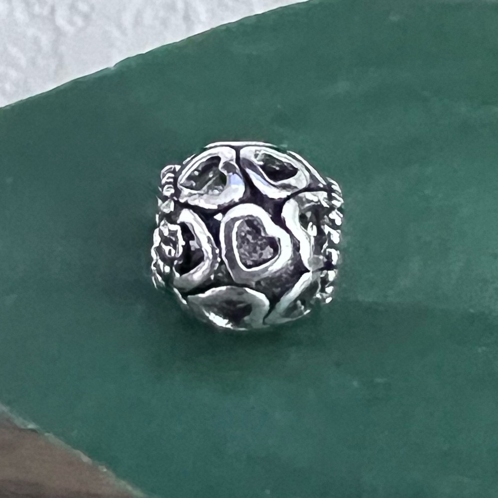 NWOT - Openwork Heart Bead Charm